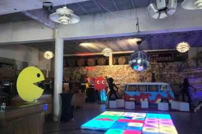 Bouteilles de vin blanc ’Hauts de L'Évêque 2018’ exposées sur un présentoir en bois dans une cave à vin.