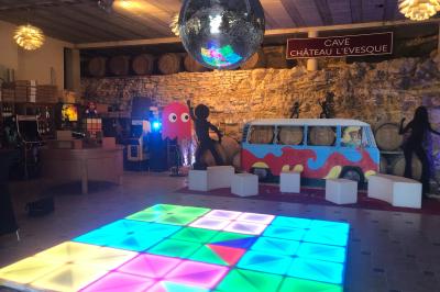 Bouteilles de vin blanc ’Hauts de L'Évêque 2018’ exposées sur un présentoir en bois dans une cave à vin.