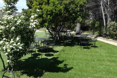Bouteilles de vin blanc ’Hauts de L'Évêque 2018’ exposées sur un présentoir en bois dans une cave à vin.