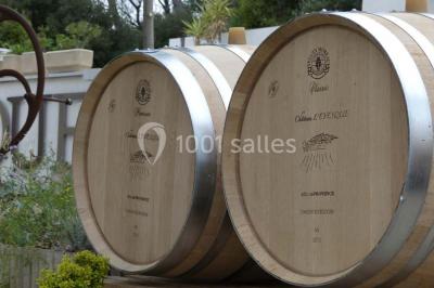 Groupe de personnes discutant sur une terrasse extérieure, entourée de fleurs et de mobilier de jardin.