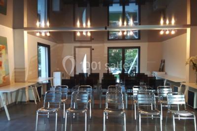 Groupe de personnes discutant sur une terrasse extérieure, entourée de fleurs et de mobilier de jardin.