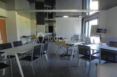 Groupe de personnes discutant sur une terrasse extérieure, entourée de fleurs et de mobilier de jardin.