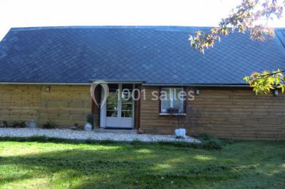 Table élégamment dressée avec nappes blanches, bougies, fleurs, verres et petits pains alignés.