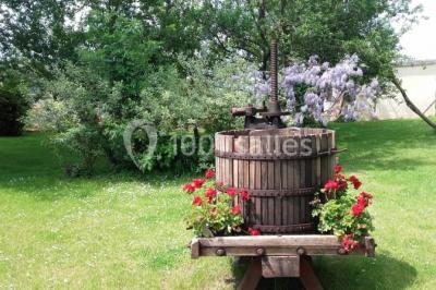 Table élégamment dressée avec nappes blanches, bougies, fleurs, verres et petits pains alignés.