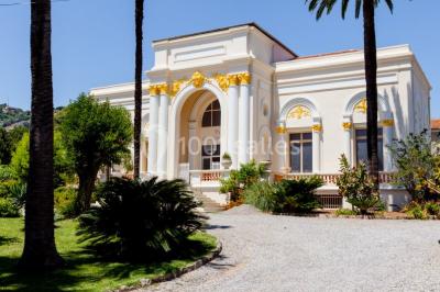 Piscine extérieure entourée de tables hautes, chaises colorées et structures gonflables, avec colline en arrière-plan.