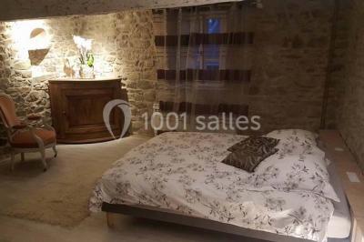 Structure en bois avec décorations de mariage, incluant des lettres blanches, un tonneau et des fleurs suspendues.