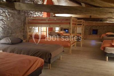 Structure en bois avec décorations de mariage, incluant des lettres blanches, un tonneau et des fleurs suspendues.