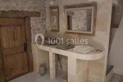 Structure en bois avec décorations de mariage, incluant des lettres blanches, un tonneau et des fleurs suspendues.