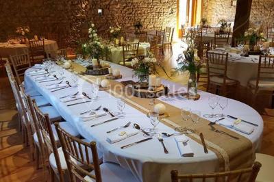 Structure en bois avec décorations de mariage, incluant des lettres blanches, un tonneau et des fleurs suspendues.