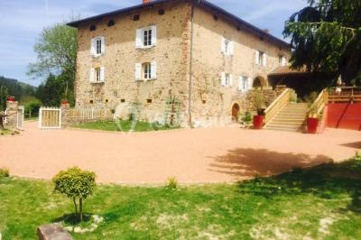 Structure en bois avec décorations de mariage, incluant des lettres blanches, un tonneau et des fleurs suspendues.