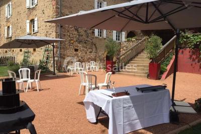 Structure en bois avec décorations de mariage, incluant des lettres blanches, un tonneau et des fleurs suspendues.
