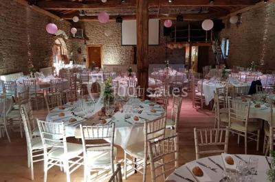 Structure en bois avec décorations de mariage, incluant des lettres blanches, un tonneau et des fleurs suspendues.