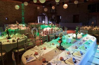 Structure en bois avec décorations de mariage, incluant des lettres blanches, un tonneau et des fleurs suspendues.