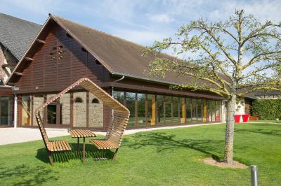 Vue aérienne d'un domaine avec bâtiments, allées, jardins et espaces verts entourés d'arbres.