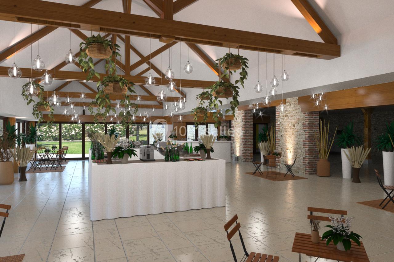 Salle lumineuse avec poutres apparentes, tables en bois, plantes suspendues et grandes baies vitrées donnant sur un jardin.