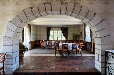 Vue aérienne d'un domaine avec bâtiments, allées, jardins et espaces verts entourés d'arbres.