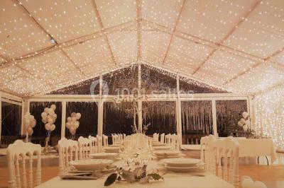 Vue aérienne d'un domaine entouré de forêts et de champs au coucher du soleil, avec des bâtiments et des allées visibles.