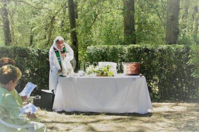 Vue aérienne d'un domaine entouré de forêts et de champs au coucher du soleil, avec des bâtiments et des allées visibles.