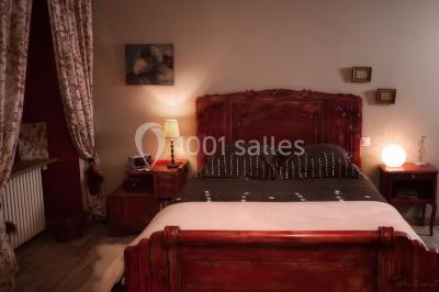 Chemin en gravier menant à des chalets en bois entourés de pelouse et d'arbres sous un ciel dégagé.