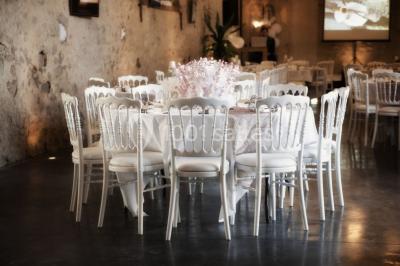 Chemin en gravier menant à des chalets en bois entourés de pelouse et d'arbres sous un ciel dégagé.