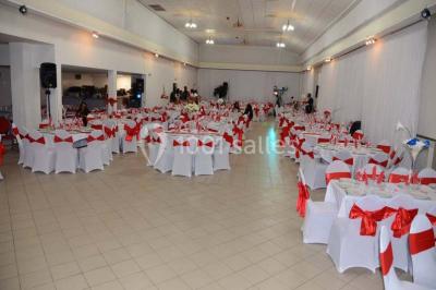Assiette contenant du riz, du poulet grillé, des bananes plantains frites, des légumes sautés et des sauces en…