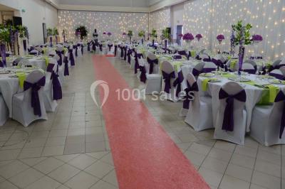 Assiette contenant du riz, du poulet grillé, des bananes plantains frites, des légumes sautés et des sauces en…