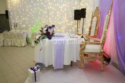 Assiette contenant du riz, du poulet grillé, des bananes plantains frites, des légumes sautés et des sauces en…