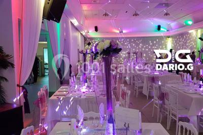 Assiette contenant du riz, du poulet grillé, des bananes plantains frites, des légumes sautés et des sauces en…