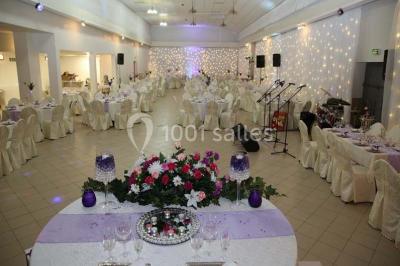 Assiette contenant du riz, poulet grillé, bananes plantains frites, légumes sautés et sauces en accompagnement.