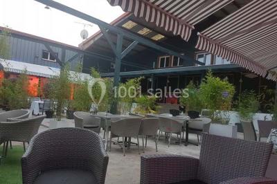 Assiette contenant du riz, poulet grillé, bananes plantains frites, légumes sautés et sauces en accompagnement.