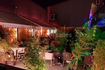 Assiette contenant du riz, poulet grillé, bananes plantains frites, légumes sautés et sauces en accompagnement.