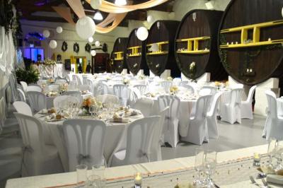 Grande jarre en terre cuite posée dans un jardin verdoyant entouré de plantes et d'arbres.