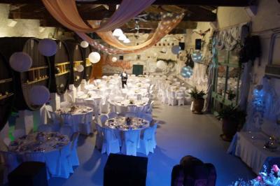 Grande jarre en terre cuite posée dans un jardin verdoyant entouré de plantes et d'arbres.