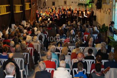 Grande jarre en terre cuite posée dans un jardin verdoyant entouré de plantes et d'arbres.