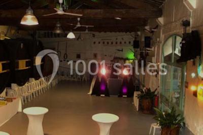 Grande jarre en terre cuite posée dans un jardin verdoyant entouré de plantes et d'arbres.