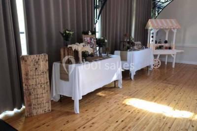 Miniature Location salle Préaux-Bocage (Calvados) - Domaine d'Aslan #8 Paysage rural avec un chemin en gravier, des champs de colza jaunes, des arbres et une terrasse en pierre au premier plan.