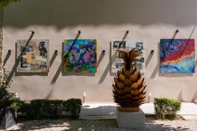 Tableau des tarifs pour la privatisation d'un lieu en haute saison, avec détails sur les options et spécifications.