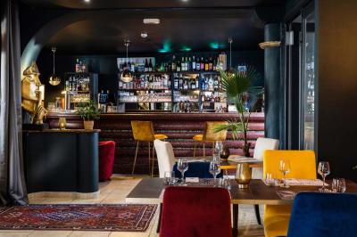 Tableau des tarifs pour la privatisation d'un lieu en haute saison, avec détails sur les options et spécifications.