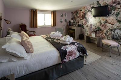 Tableau des tarifs pour la privatisation d'un lieu en haute saison, avec détails sur les options et spécifications.