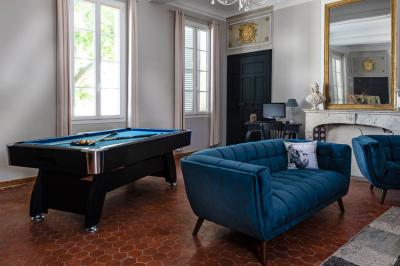 Tableau des tarifs pour la privatisation d'un lieu en haute saison, avec détails sur les options et spécifications.