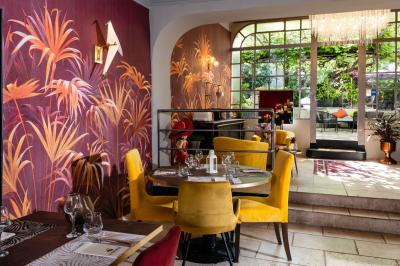 Tableau des tarifs pour la privatisation d'un lieu en haute saison, avec détails sur les options et spécifications.