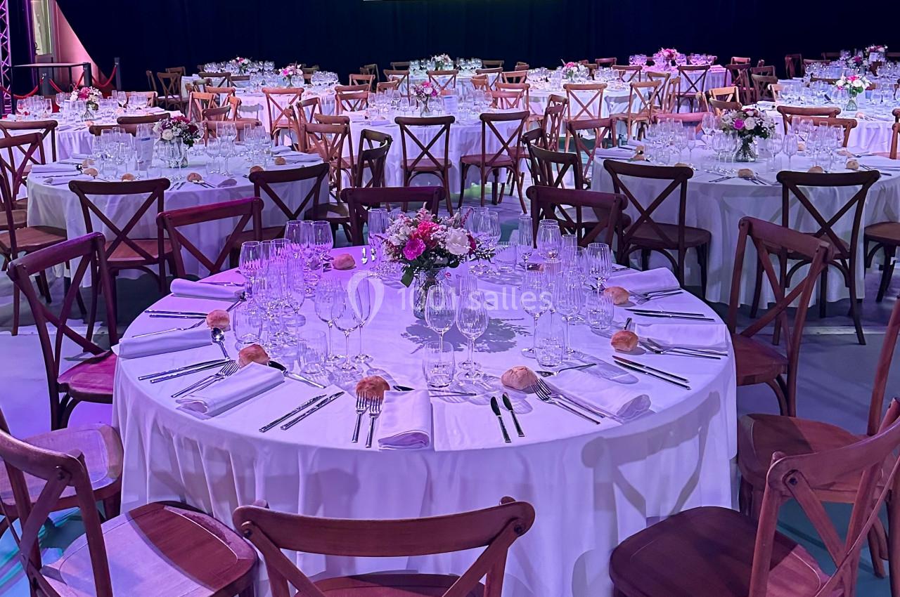 Repas assis pour 200 personnes au Hall VIP