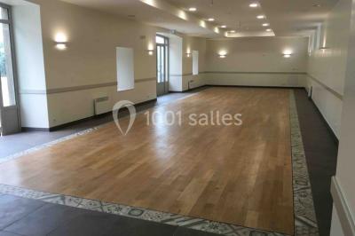 Centre de table floral avec fleurs séchées et pampas, entouré de couverts et cadeaux emballés sur une nappe blanche.