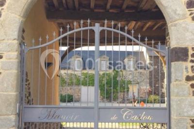 Centre de table floral avec fleurs séchées et pampas, entouré de couverts et cadeaux emballés sur une nappe blanche.