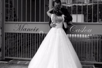 Centre de table floral avec fleurs séchées et pampas, entouré de couverts et cadeaux emballés sur une nappe blanche.
