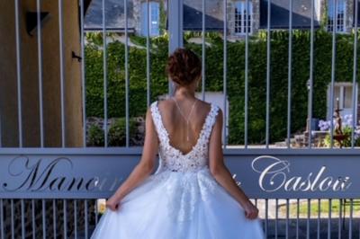 Centre de table floral avec fleurs séchées et pampas, entouré de couverts et cadeaux emballés sur une nappe blanche.