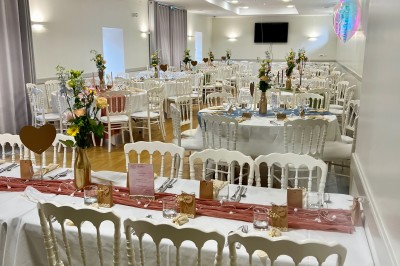Miniature Location salle Montauban-de-Bretagne (Ille-et-Vilaine) - Manoir de Caslou #83 Mariée avançant sur une allée blanche sous une tonnelle, entourée d'invités assis lors d'une cérémonie en extérieur.