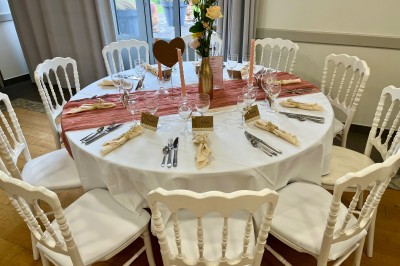 Miniature Location salle Montauban-de-Bretagne (Ille-et-Vilaine) - Manoir de Caslou #84 Mariée avançant sur une allée blanche sous une tonnelle, entourée d'invités assis lors d'une cérémonie en extérieur.