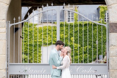 Miniature Location salle Montauban-de-Bretagne (Ille-et-Vilaine) - Manoir de Caslou #88 Mariée avançant sur une allée blanche sous une tonnelle, entourée d'invités assis lors d'une cérémonie en extérieur.
