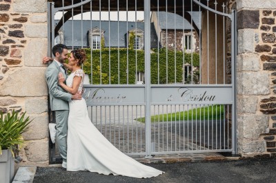 Miniature Location salle Montauban-de-Bretagne (Ille-et-Vilaine) - Manoir de Caslou #93 Mariée avançant sur une allée blanche sous une tonnelle, entourée d'invités assis lors d'une cérémonie en extérieur.
